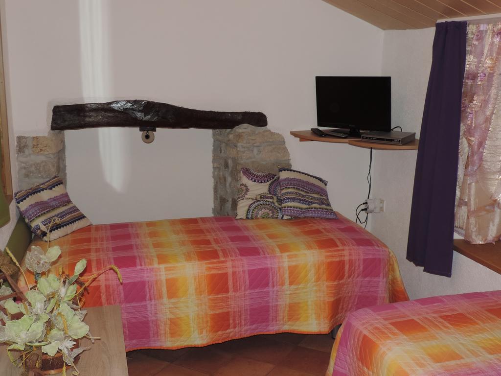 Apartment Pod Lipom Roč Esterno foto